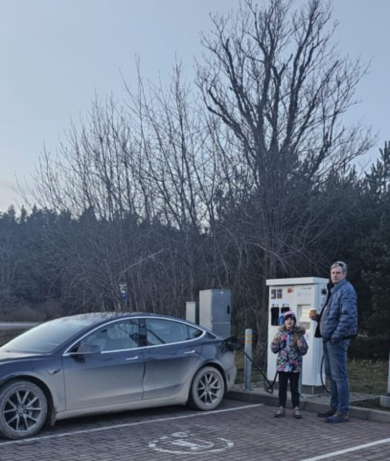 Plaši pieejama uzlāde – elektromobilitātes pamats