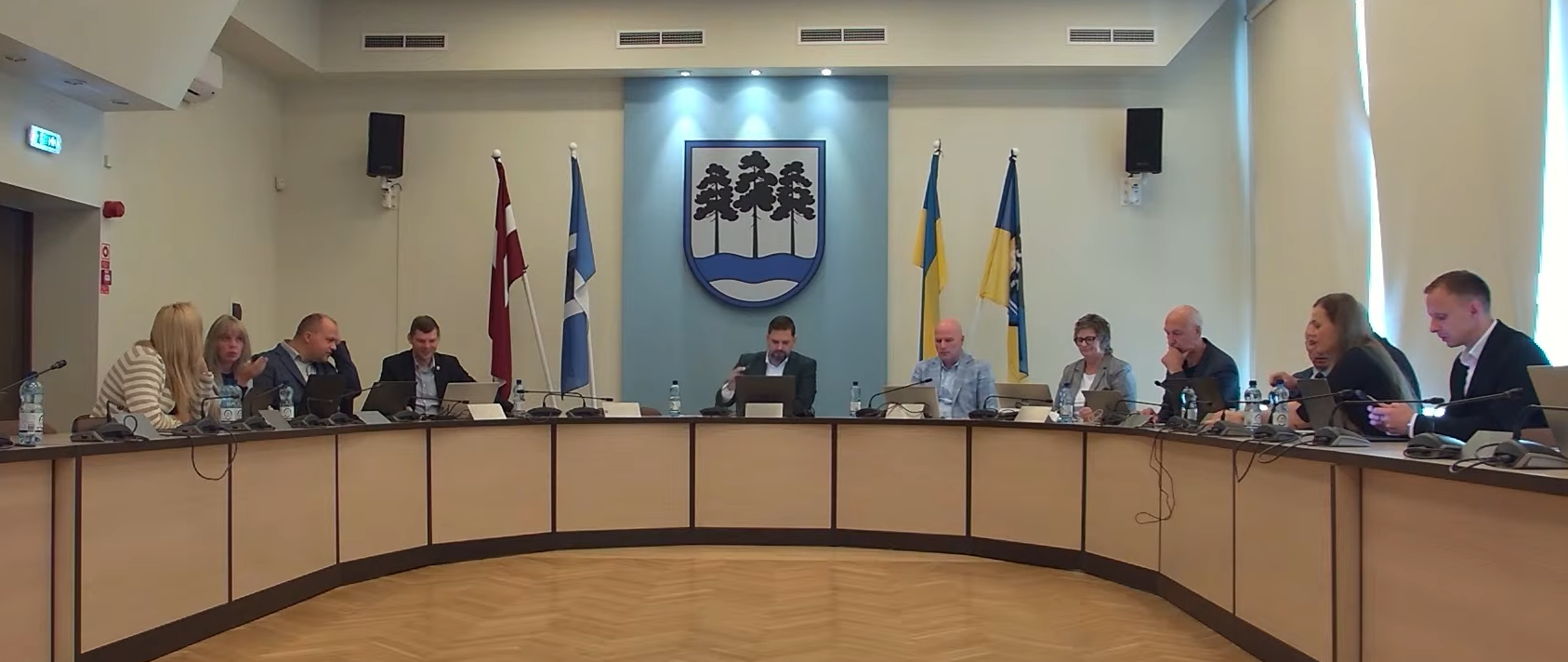 Debatē par ētiku, vienojas par skolām